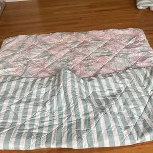 L - Floral reversible striped twin comforter. Shabby chic